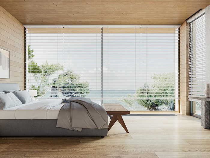 Chambre à coucher avec de grandes fenêtres équipées de stores modernes en aluminium Precious MetalsMD   Couleur : Espresso